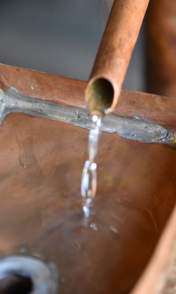 Sortie de l'armagnac de l'alambic lors de la distillation au Château de Lacquy
